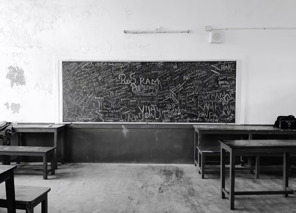 Преподаватель пишет формулы на доске